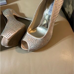 Jennifer Lopez women’s size 7.5 blingy blush high heel shoes